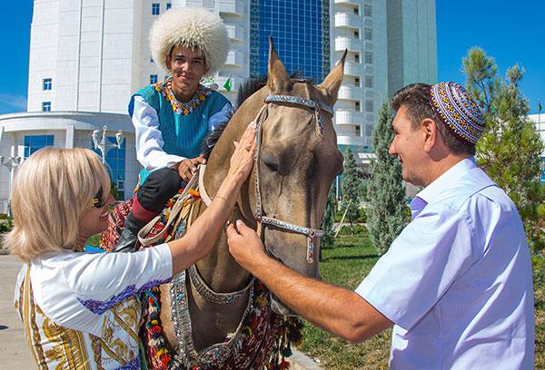 Cпециалисты ГО «Туркмен атлары» и Государственной ветеринарной службы провели консультации с международными экспертами